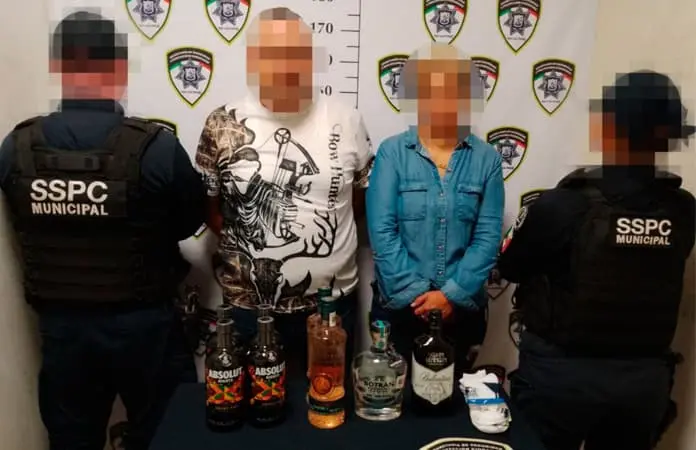 Pareja robaba botellas de alcohol en tienda Walmart