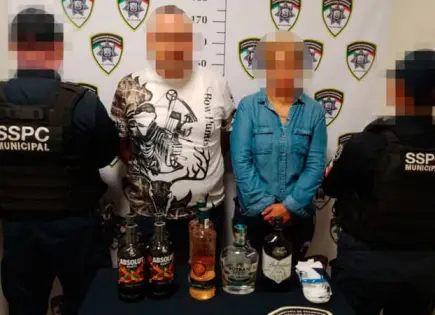 Pareja robaba botellas de alcohol en tienda Walmart