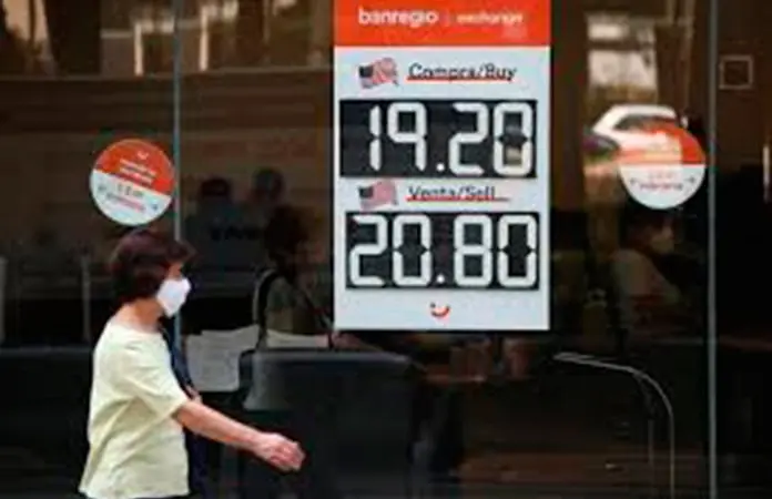 Peso favorecido por retroceso del dólar