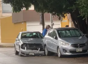 Solo daños en choque de tres vehículos