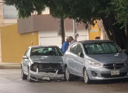 Solo daños en choque de tres vehículos