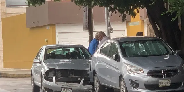 Solo daños en choque de tres vehículos