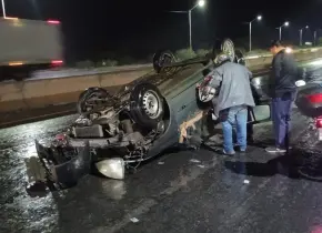 Conductor lesionado tras volcar en puente de Ciudad Satélite