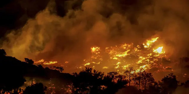 Incendio forestal en Creta provoca evacuaciones y daños en viviendas