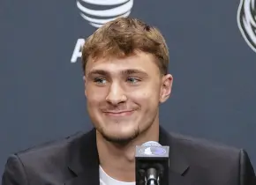 Mavericks firman contrato con la primera selección del draft, Cooper Flagg