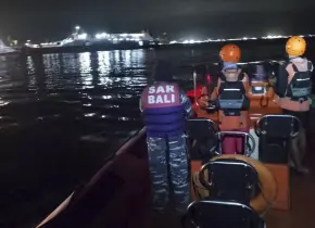 Transbordador con 65 personas se hunde cerca de Bali