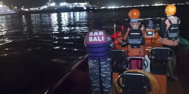 Transbordador con 65 personas se hunde cerca de Bali