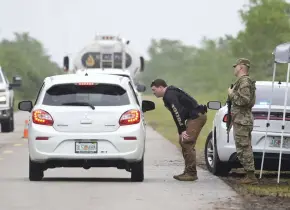 Llegada del primer grupo de inmigrantes a centro de detención en los Everglades de Florida