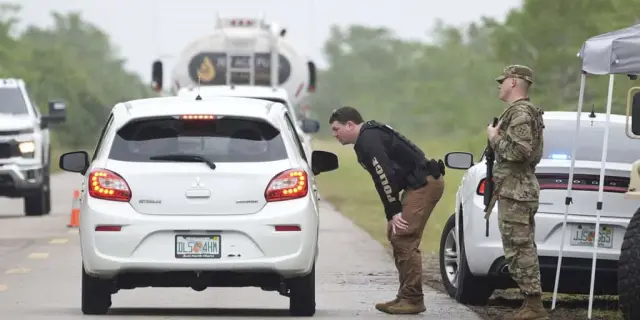 Llegada del primer grupo de inmigrantes a centro de detención en los Everglades de Florida