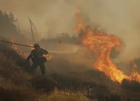 Bomberos luchan por contener incendios en Grecia y Turquía