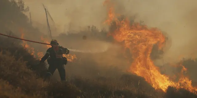 Bomberos luchan por contener incendios en Grecia y Turquía