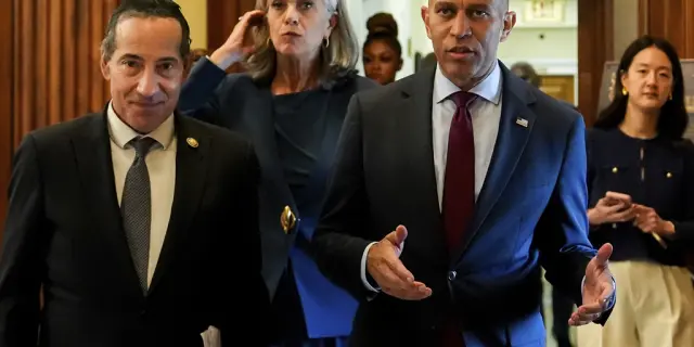 Hakeem Jeffries retrasa aprobación del proyecto fiscal con discurso maratónico en la cámara baja