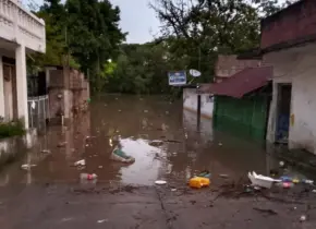 Río Valles, a 40 cm de su nivel crítico