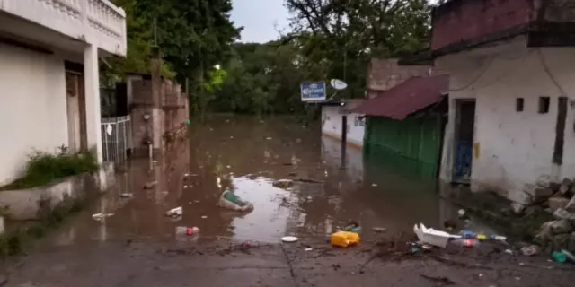 Río Valles, a 40 cm de su nivel crítico