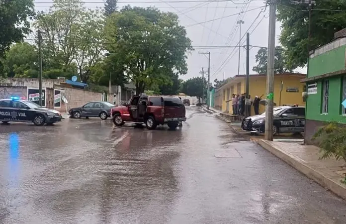 Impactan automóvil y camioneta; un lesionado