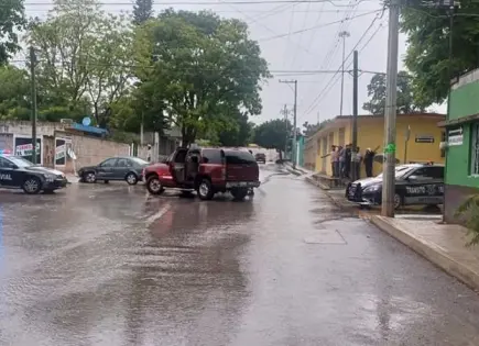 Impactan automóvil y camioneta; un lesionado