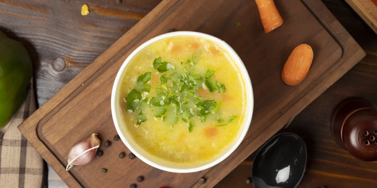 El caldo de pollo: un aliado saludable para tu dieta diaria
