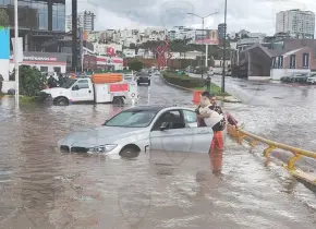 Lluvias dejan dos muertos y cientos de afectados en SLP