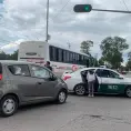 Pasajera de taxi, herida en accidente