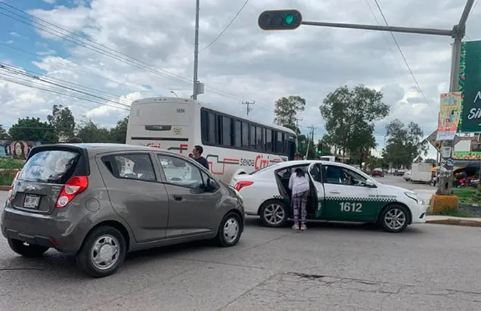 Pasajera de taxi, herida en accidente