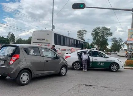Pasajera de taxi, herida en accidente