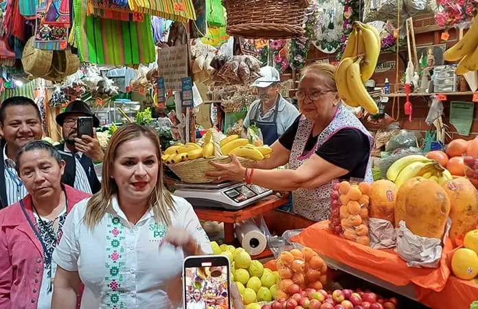 Titular de Turismo visita mercado Arista