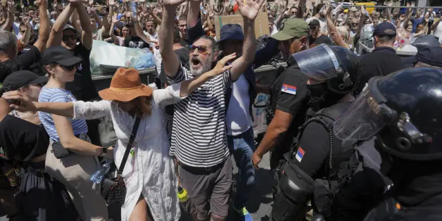 Detenidos 79 manifestantes en Serbia por oposición al presidente Vucic