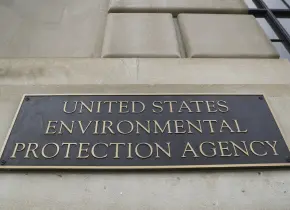 Agencia ambiental suspende a 139 empleados que criticaron políticas bajo Trump