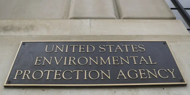 Agencia ambiental suspende a 139 empleados que criticaron políticas bajo Trump