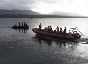 Intensifican búsqueda de 30 desaparecidos tras naufragio en Indonesia