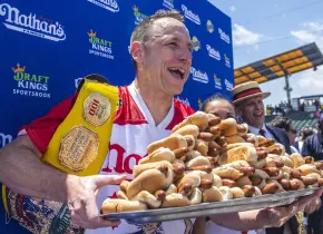 Joey Chestnut vuelve a triunfar en el concurso de comer hot dogs de Nathans Famous