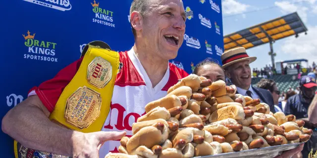 Joey Chestnut vuelve a triunfar en el concurso de comer hot dogs de Nathans Famous