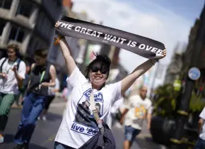 Oasis llena de emoción a los fans en Cardiff con el inicio de su Gira