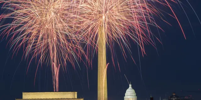 Celebraciones y protestas marcan el 4 de julio en Estados Unidos