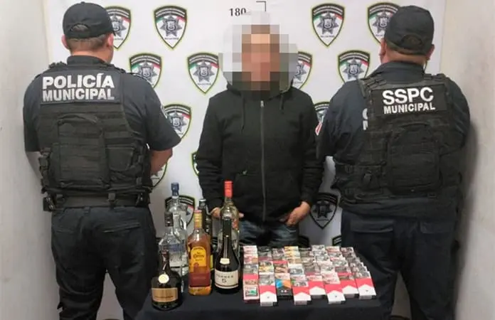 Arrestan a sujeto por robo de mercancía a tienda