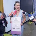Buscadora recibe constancia de jueza