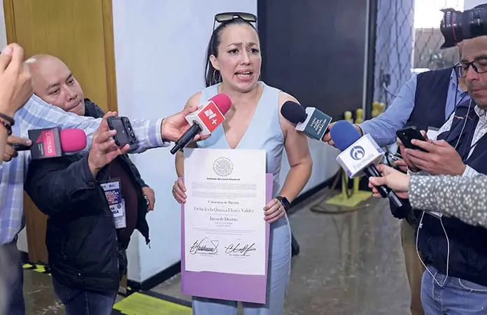 Buscadora recibe constancia de jueza