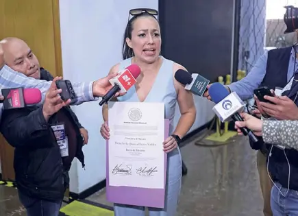 Buscadora recibe constancia de jueza