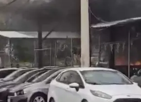Hombres armados incendian lote de autos en Monterrey y matan a cuatro personas