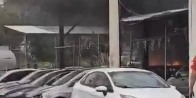 Hombres armados incendian lote de autos en Monterrey y matan a cuatro personas