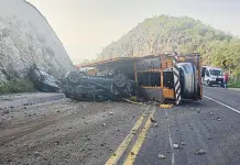 Choque de tráiler-nodriza deja vehículos regados en la Valles-Rayón Choque de tráiler-nodriza deja vehículos regados en la Valles-Rayón