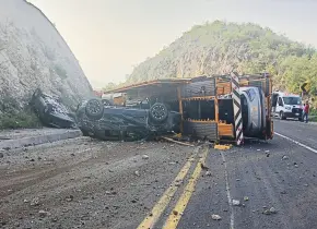 Choque de tráiler-nodriza deja vehículos regados en la Valles-Rayón