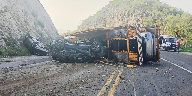 Choque de tráiler-nodriza deja vehículos regados en la Valles-Rayón