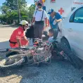 Joven motociclista resulta herido al chocar