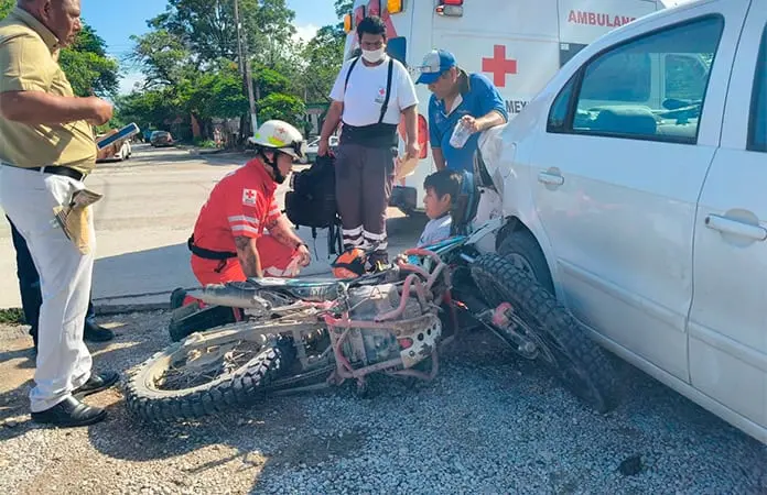 Joven motociclista resulta herido al chocar