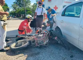 Joven motociclista resulta herido al chocar