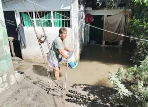 Perdimos todo... otra vez: familia pierde muebles en casa prestada tras inundación