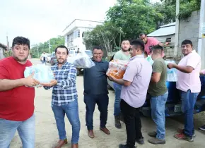 Transportistas entregan ayuda a damnificados por lluvias en Tamazunchale