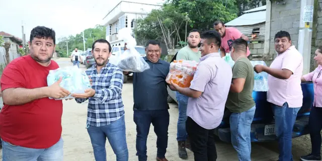 Transportistas apoyan zonas inundadas en Huasteca