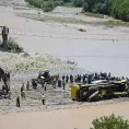 Autobús cae al  río; 9 muertos